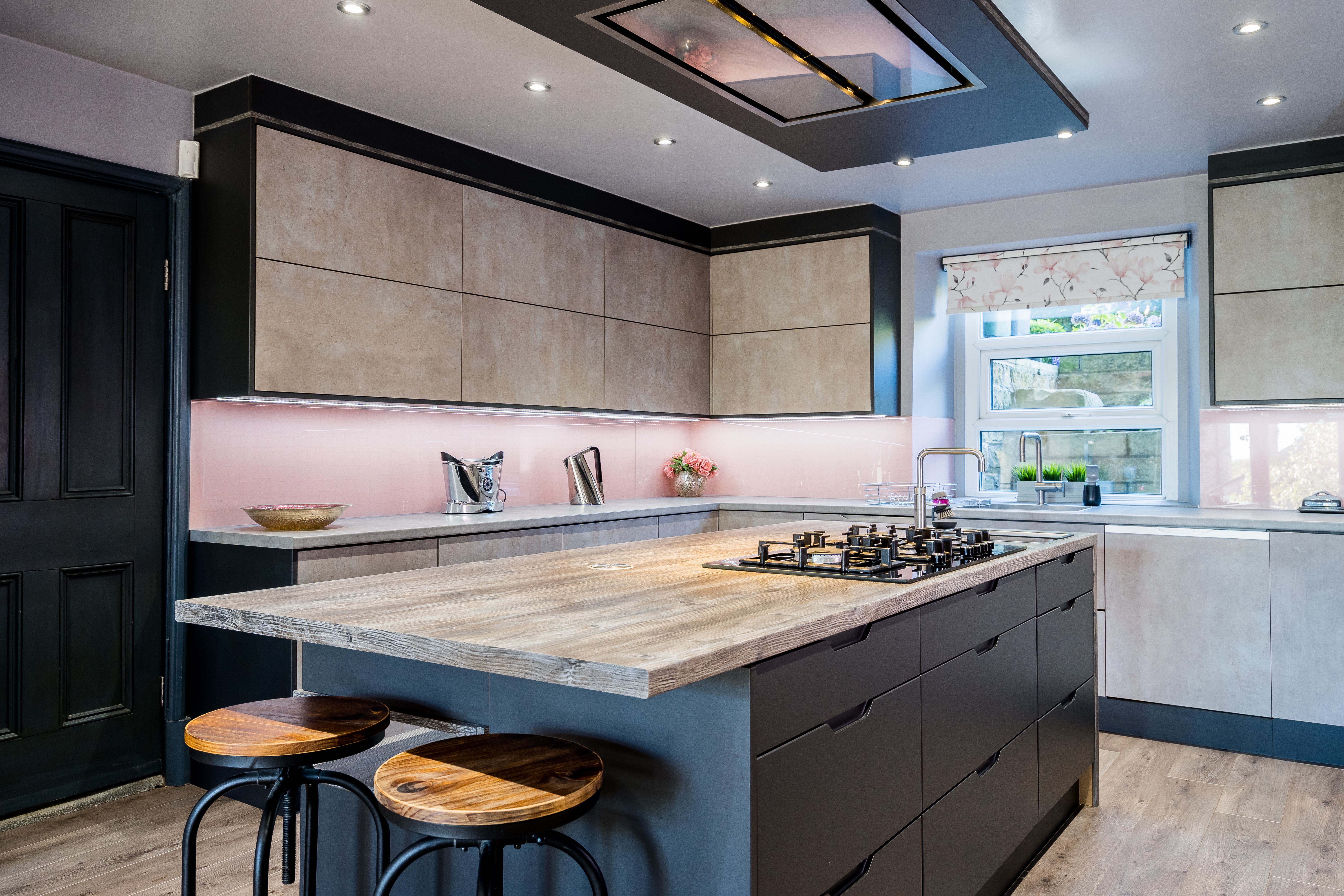 <a href="http://www.thealgorithm.co.uk/2019/01/05/custom-build-work/">Luxury Kitchens</a>